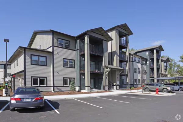 Edgewater Apartments - Image 3