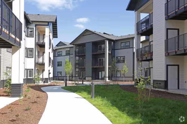 Edgewater Apartments - Image 4
