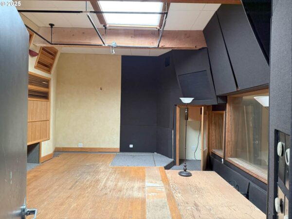 1920 N Vancouver Ave - Image 8